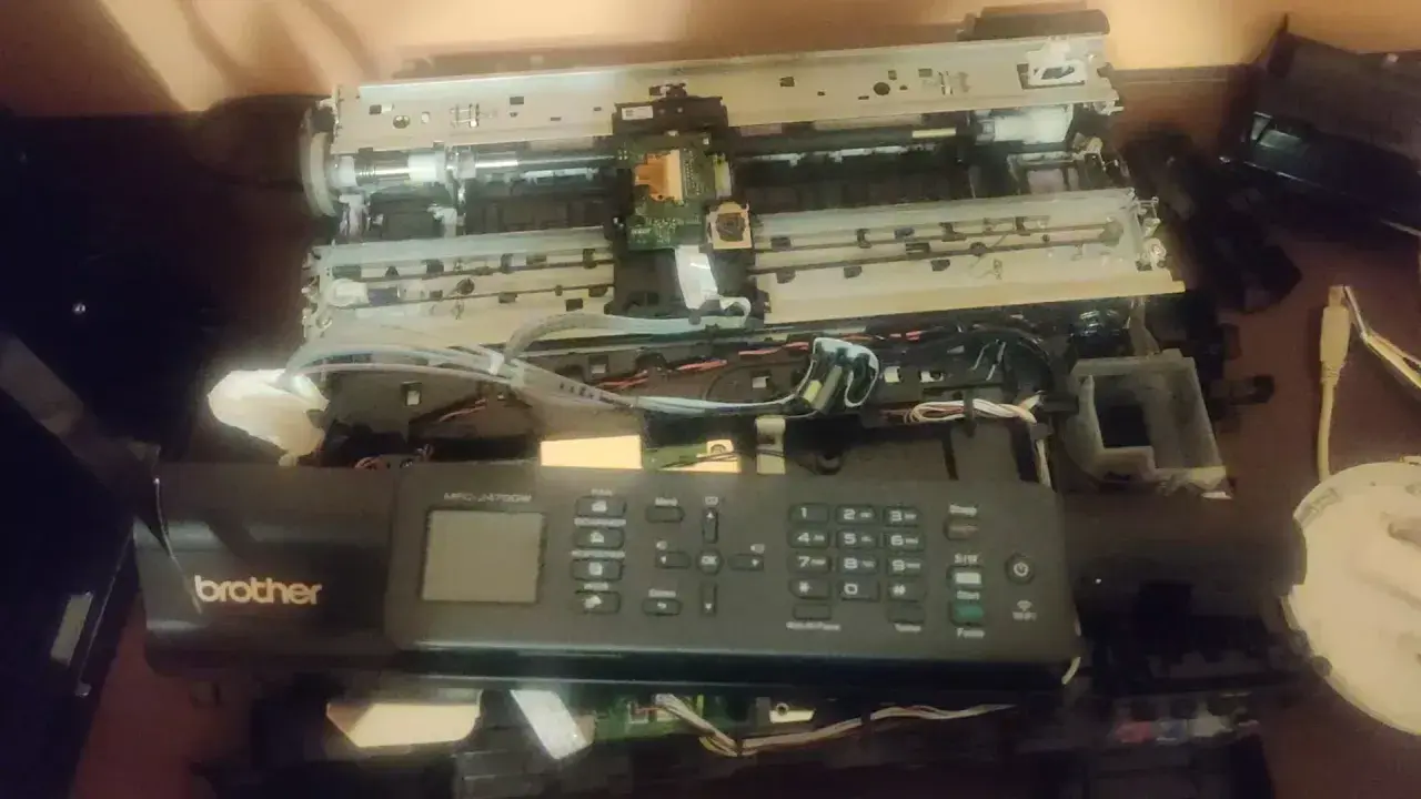 Rozłożona drukarka Brother MFC-J470DW, być może z powodu błędu 48. Widoczne wnętrze, płytki drukowane i kable.