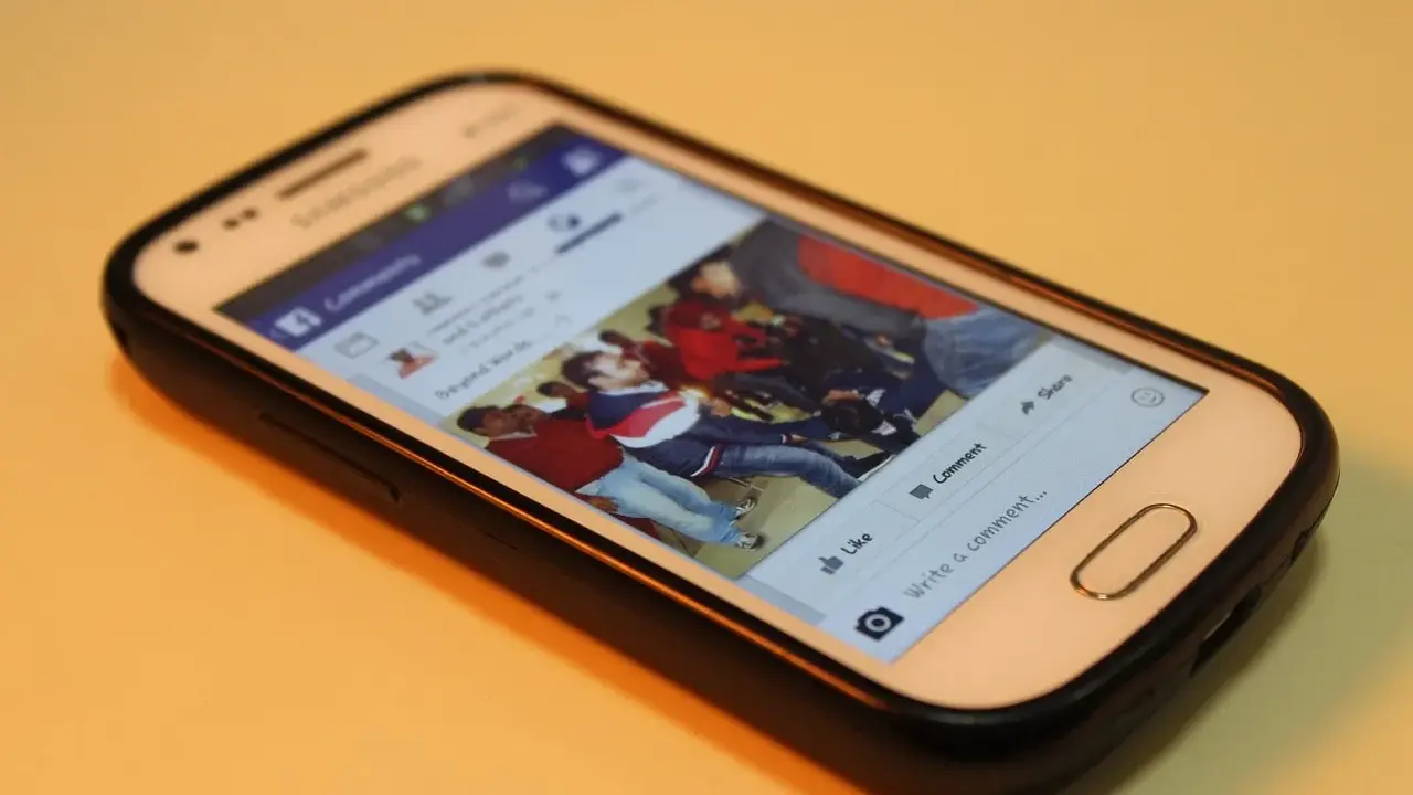 Smartfon z Facebookiem. Widoczna galeria zdjęć, przyciski "Lubię to", "Komentarz", "Udostępnij". Maksymalny rozmiar filmu na FB jest tu kluczowy.