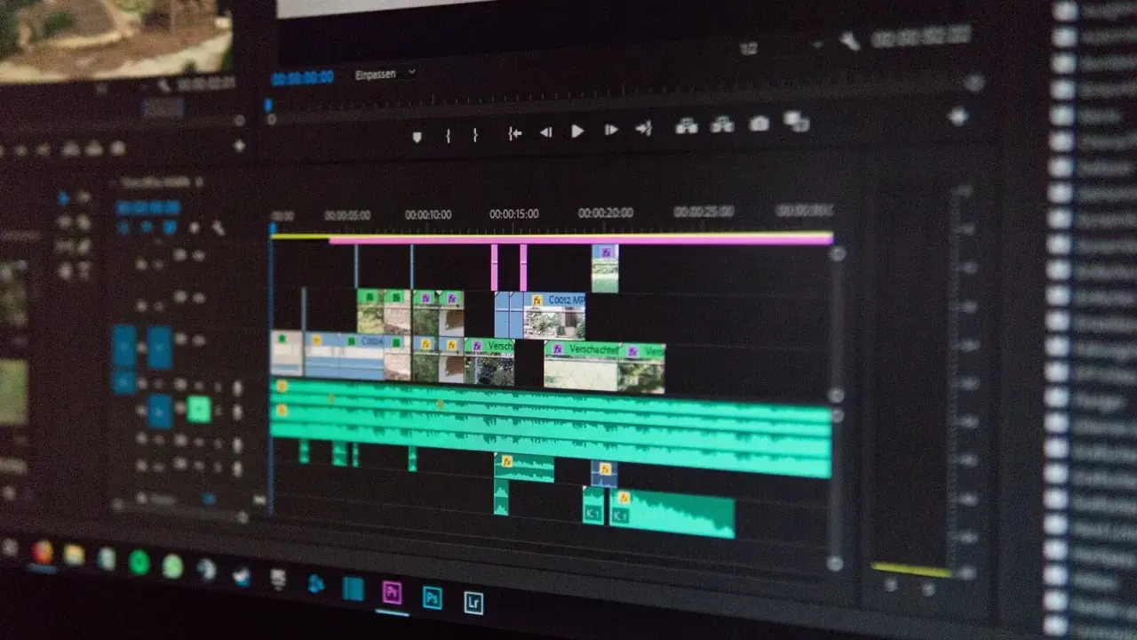 Ekran komputera z oprogramowaniem do montażu filmów. Widoczna oś czasu z klipami wideo i ścieżkami audio, gotowa do edycji.