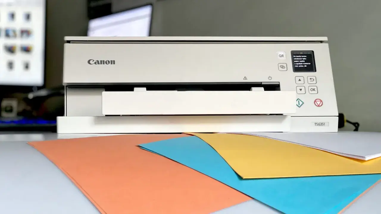 Drukarka Canon TS6351 drukuje puste kartki? Sprawdź tusz i ustawienia papieru. Kolorowe kartki czekają na wydruk.