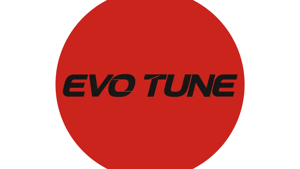 Czerwone koło z czarnym napisem EVO TUNE. To logo może kojarzyć się z zaawansowanym autotune evo, który poprawia dźwięk.