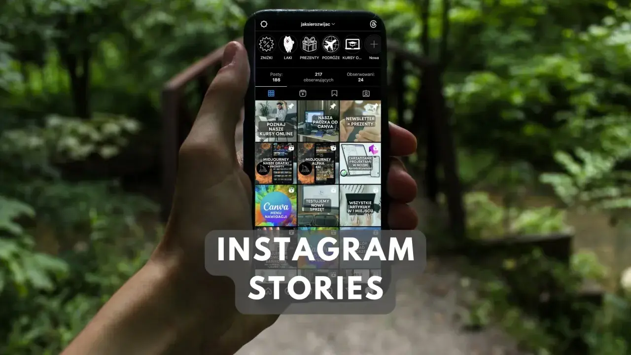 Jak zapisać relacje z Instagrama? Na ekranie telefonu widać profil z różnymi treściami, w tym kursami i grafikami.