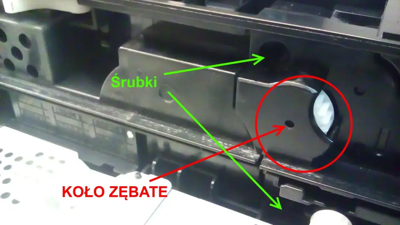Wnętrze drukarki Brother, gdzie śrubki i koło zębate mogą być przyczyną problemu z pobieraniem papieru.