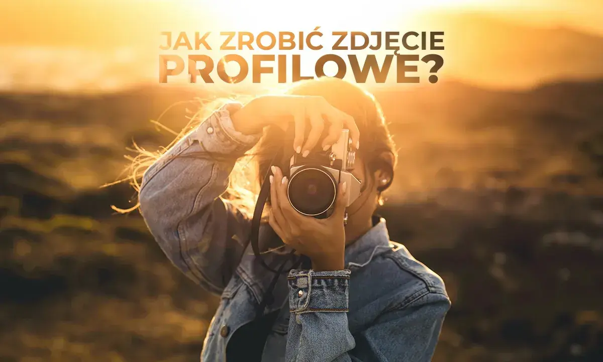Dziewczyna w dżinsowej kurtce robi zdjęcie aparatem na tle zachodzącego słońca. Idealne tło do profilowego.
