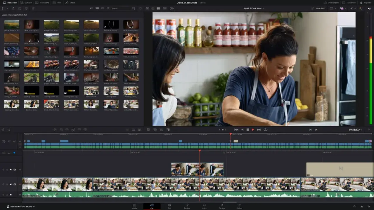 Dwie kobiety gotują w kuchni. Interfejs DaVinci Resolve Studio, darmowy program do tworzenia filmów, pokazuje klipy wideo i oś czasu.