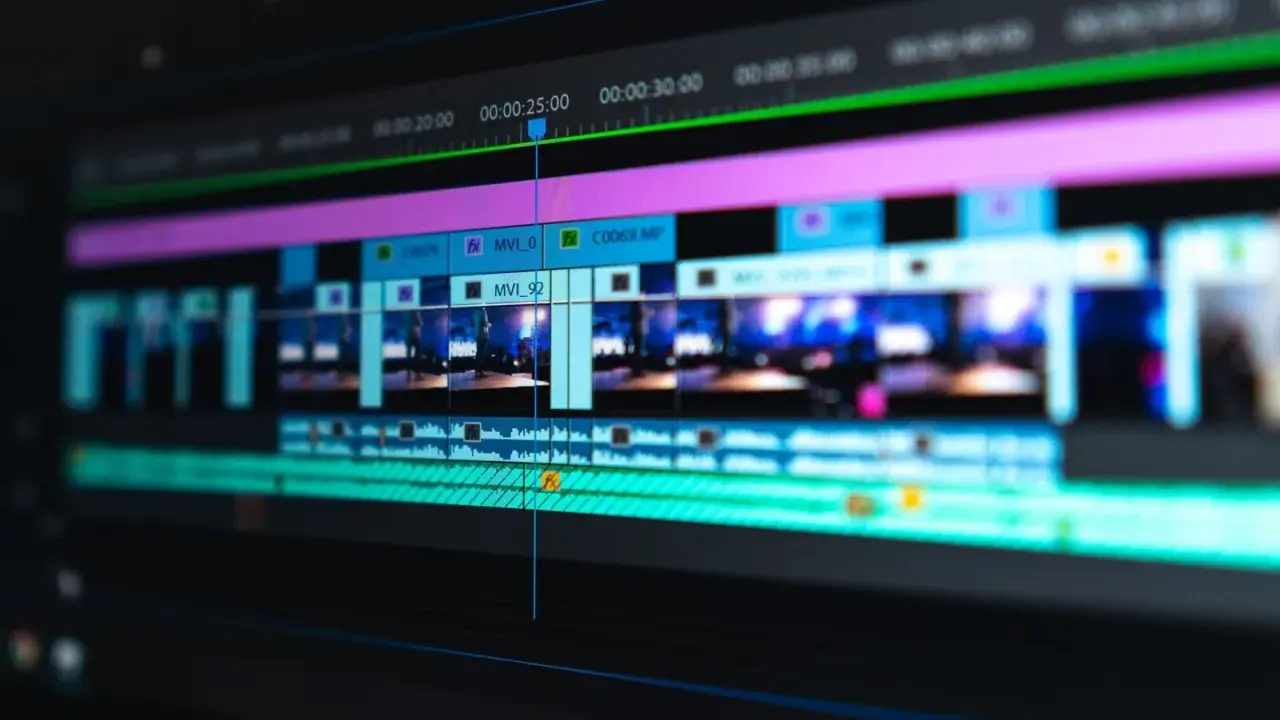 Edycja wideo: jak zmontować film z krótkich filmików na osi czasu. Widok na ekran komputera z programem do edycji.