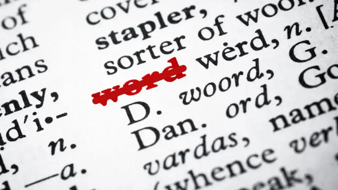Przekreślony tekst "word" w słowniku.