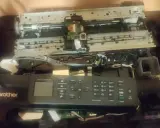 Rozłożona drukarka Brother MFC-J470DW, być może z powodu błędu 48. Widoczne wnętrze, płytki drukowane i kable.