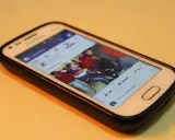 Smartfon z Facebookiem. Widoczna galeria zdjęć, przyciski "Lubię to", "Komentarz", "Udostępnij". Maksymalny rozmiar filmu na FB jest tu kluczowy.
