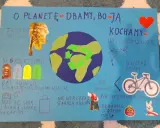 Plakat "Jak zrobić plakat" pokazuje, jak dbać o planetę: sadzić drzewa, segregować śmieci, oszczędzać wodę, jeździć rowerem i ograniczać mięso.