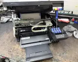 Epson czyszczenie głowicy automatyczne. Widać wnętrze drukarki, tusze i śrubokręt.
