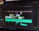 Ekran komputera z oprogramowaniem do montażu filmów. Widoczna oś czasu z klipami wideo i ścieżkami audio, gotowa do edycji.