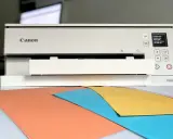 Drukarka Canon TS6351 drukuje puste kartki? Sprawdź tusz i ustawienia papieru. Kolorowe kartki czekają na wydruk.
