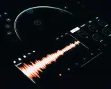 Ekran aplikacji muzycznej na Androida z falą dźwiękową i kontrolkami. Szukasz kodeki na androida do ściągnięcia?