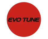 Czerwone koło z czarnym napisem EVO TUNE. To logo może kojarzyć się z zaawansowanym autotune evo, który poprawia dźwięk.