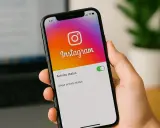 Telefon z aplikacją Instagram. Widoczny ekran ustawień "Aktywność statusu". Chcesz wiedzieć, jak wyłączyć konto twórcy na IG?