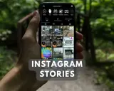 Jak zapisać relacje z Instagrama? Na ekranie telefonu widać profil z różnymi treściami, w tym kursami i grafikami.