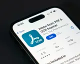 Aplikacja Adobe Scan na iPhone'a ułatwia skanowanie dokumentów.