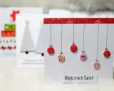 Urocza kartka świąteczna z guzikami imitującymi bombki. Idealna, by zrob kartkę z życzeniami.
