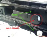 Wnętrze drukarki Brother, gdzie śrubki i koło zębate mogą być przyczyną problemu z pobieraniem papieru.