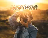 Dziewczyna w dżinsowej kurtce robi zdjęcie aparatem na tle zachodzącego słońca. Idealne tło do profilowego.