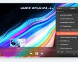 Odtwarzacz filmów z napisami wyświetla "MAGIC FLUIDS 4K HDR.mkv" na tle kolorowych fal. Widoczna jest lista odtwarzania.