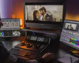 Operator pracuje przy zaawansowanym programie do obróbki filmów, dostosowując kolory i montując scenę z parą.