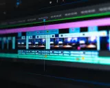 Edycja wideo: jak zmontować film z krótkich filmików na osi czasu. Widok na ekran komputera z programem do edycji.