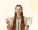 Uśmiechnięta dziewczyna trzyma dowód osobisty i telefon z aplikacją photoAiD – darmowa aplikacja do przerabiania zdjęć dokumentowych.