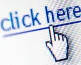 Kursor myszy nad tekstem "click here". Dowiedz się, jak usunąć hiperłącze, gdy już nie jest potrzebne.