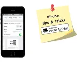 Ustawienia drukowania na iPhonie, pokazujące opcje dwustronnego drukowania. Obok żółta karteczka z napisem "iPhone tips & tricks" i logo "Works with Apple AirPrint", sugerująca łatwe drukowanie.