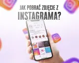 Dłoń trzyma smartfon z otwartym Instagramem. Nad nim napis "Jak pobrać zdjęcie z Instagrama?".