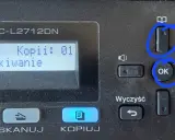 Drukarka Brother MFC-L2712DN. Ekran pokazuje "Plik Kopii: 01 Oczekiwanie". Przyciski "OK" i "Reset bębna" (ikona książki) są zaznaczone.