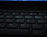 Klawiatura laptopa, gotowa do pisania głosowego w Word. Litery T, Y, U, I, O, P, G, H, J, K, L, B, N, M widoczne.