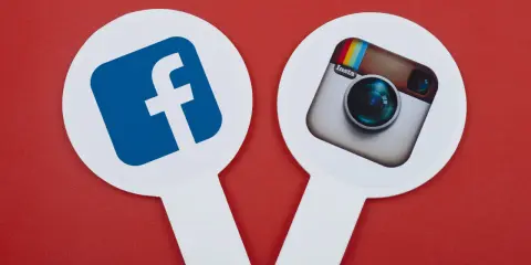 Ikony Facebooka i Instagrama obok siebie. Dowiedz się, jak odłączyć Facebooka od Instagrama.