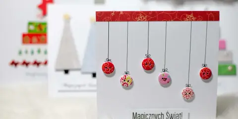 Urocza kartka świąteczna z guzikami imitującymi bombki. Idealna, by zrob kartkę z życzeniami.