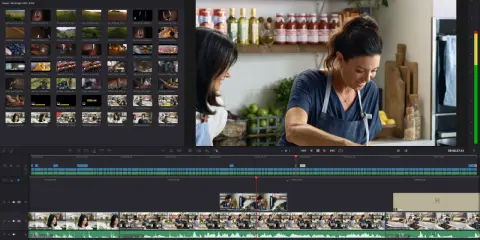 Dwie kobiety gotują w kuchni. Interfejs DaVinci Resolve Studio, darmowy program do tworzenia filmów, pokazuje klipy wideo i oś czasu.
