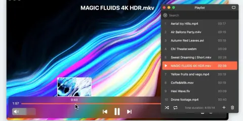 Odtwarzacz filmów z napisami wyświetla "MAGIC FLUIDS 4K HDR.mkv" na tle kolorowych fal. Widoczna jest lista odtwarzania.
