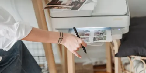 Drukarka laserowa drukuje zdjęcia, ale czy drukarka laserowa ma tusz? Nie, używa tonera.
