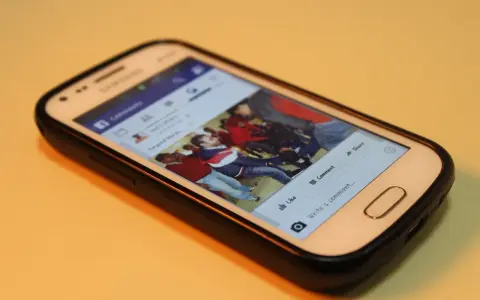 Smartfon z Facebookiem. Widoczna galeria zdjęć, przyciski "Lubię to", "Komentarz", "Udostępnij". Maksymalny rozmiar filmu na FB jest tu kluczowy.