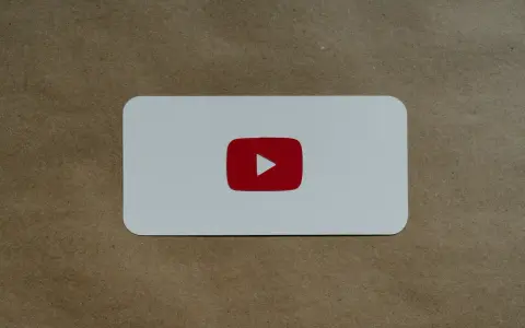 Biała karta z czerwonym logo YouTube, symbolem odtwarzania, który nie jest wtyczką do łapek w dół.