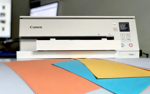 Drukarka Canon TS6351 drukuje puste kartki? Sprawdź tusz i ustawienia papieru. Kolorowe kartki czekają na wydruk.