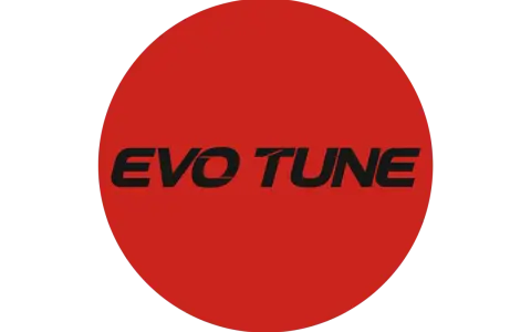 Czerwone koło z czarnym napisem EVO TUNE. To logo może kojarzyć się z zaawansowanym autotune evo, który poprawia dźwięk.