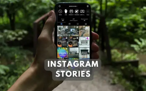 Jak zapisać relacje z Instagrama? Na ekranie telefonu widać profil z różnymi treściami, w tym kursami i grafikami.