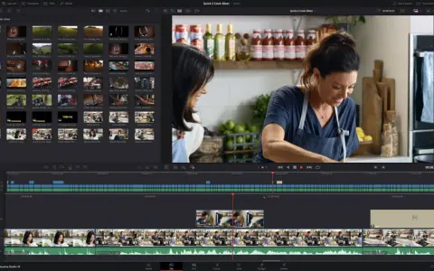 Dwie kobiety gotują w kuchni. Interfejs DaVinci Resolve Studio, darmowy program do tworzenia filmów, pokazuje klipy wideo i oś czasu.