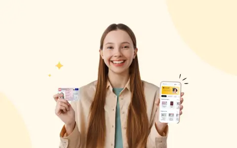 Uśmiechnięta dziewczyna trzyma dowód osobisty i telefon z aplikacją photoAiD – darmowa aplikacja do przerabiania zdjęć dokumentowych.