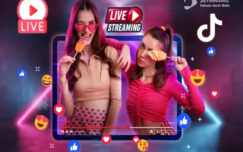 Dwie dziewczyny jedzą lizaki na tle ekranu z napisem "LIVE STREAMING". Dowiedz się, jak zrobić filmik na TikToka i zdobyć popularność!