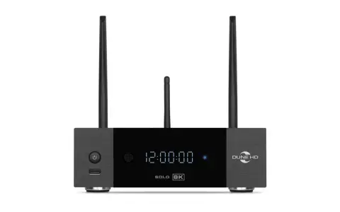 Nowoczesny cinema player Dune HD Solo 8K z trzema antenami i wyświetlaczem czasu.