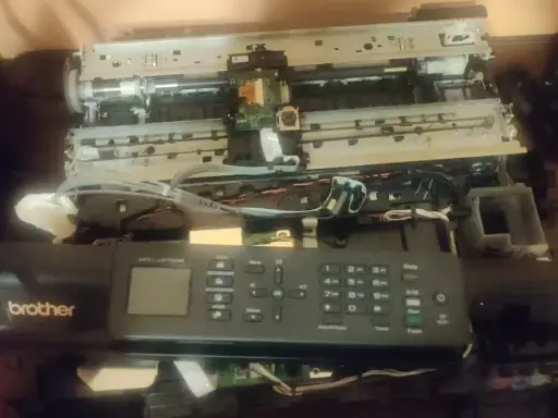 Rozłożona drukarka Brother MFC-J470DW, być może z powodu błędu 48. Widoczne wnętrze, płytki drukowane i kable.
