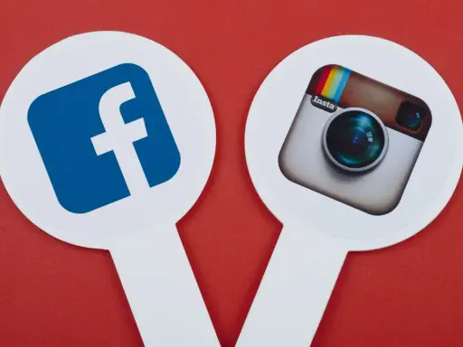 Ikony Facebooka i Instagrama obok siebie. Dowiedz się, jak odłączyć Facebooka od Instagrama.